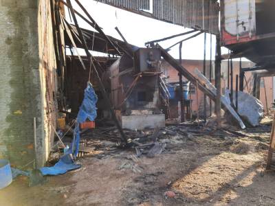 Incêndio danifica galpão de fábrica de vassouras