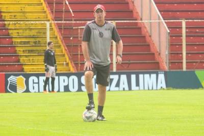 Paulo Baier lamenta rebaixamento e projeta vitória diante do Brusque