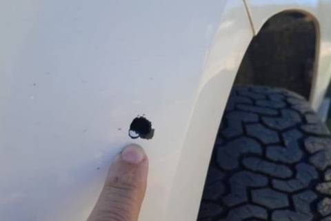 Carro com candidato a prefeito e vice de Jaguaruna é atingido por tiros; PC investiga o caso 