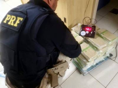 PRF flagra carga milionária de cocaína na BR-101 em Biguaçu