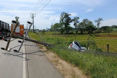 Poste cai sobre carro após acidente na SC-443