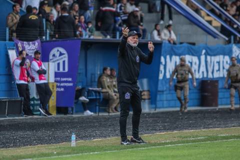 'O maior respeito é tentar fazer gols', destaca Silvio Criciúma sobre goleada de 9 a 0