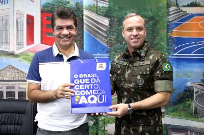 Hino Nacional Brasileiro continua sendo executado pelo 28º GAC nas escolas municipais de Criciúma