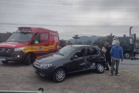 Colisão entre carro e caminhão deixa uma pessoa ferida