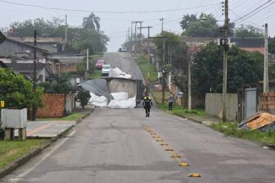 Carreta é retirada após tombar e atingir muro; rua segue interditada em Criciúma