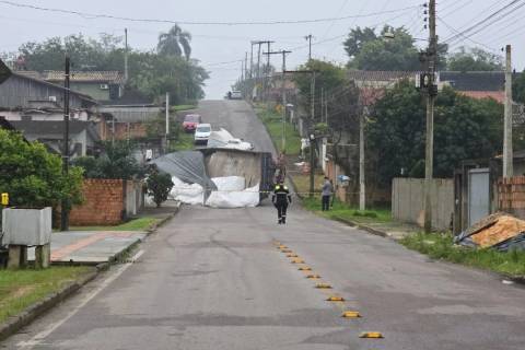 Carreta é retirada após tombar e atingir muro; rua segue interditada em Criciúma