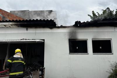 Incêndio atinge edícula de residência após moradora deixar panela no fogão em Criciúma