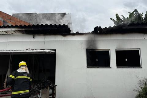 Incêndio atinge edícula de residência após moradora deixar panela no fogão em Criciúma