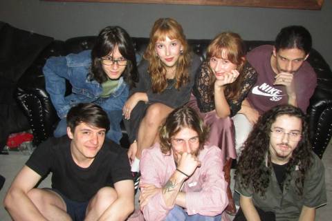 Bons Garotos: amizade dá ritmo a banda de rock inspirada nos anos 70 e 90