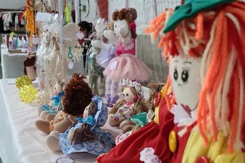 Feira busca dar destaque para mulheres artesãs e empreendedoras em Criciúma