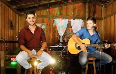 VÍDEO: Brenno e Edu assinam contrato com Rick Bonadio
