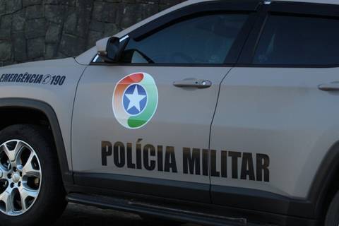 Tubarão: após homem fugir de abordagem, PM apreende crack escondido em moita