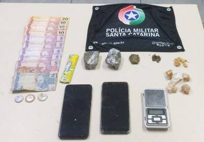 Com ajuda do cão farejador, PM apreende maconha e crack em Criciúma 