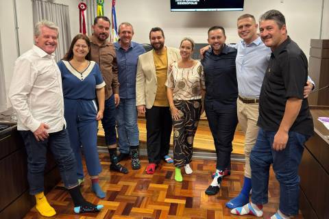 Vereadores de Siderópolis usam meias coloridas em apoio ao Dia Internacional da Síndrome de Down