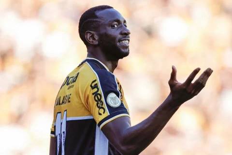 ‘Foi aqui onde fiz meu nome no Brasil’, diz Bolasie após voltar ao Heriberto Hülse