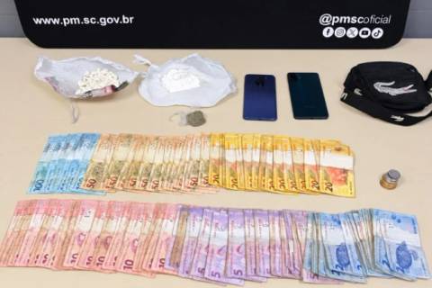 Após denúncias, PM apreende maconha, cocaína e crack com jovem em Criciúma