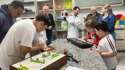Forquilhinha inaugura projeto sala de ciências na escola Egídio de Bona