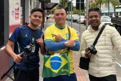 Vendedor de pipoca adota corte de Ronaldo Fenômeno e chama atenção nos semáforos de Criciúma