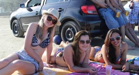 Verão em pleno Inverno atrai pessoas para a orla do Rincão