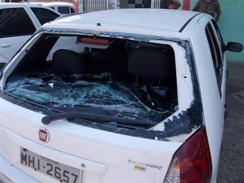 Quatro homens depredam carro e agridem passageiros