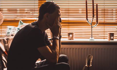 Medo do futuro atinge a saúde emocional de jovens e adolescentes