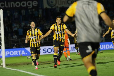 Ao vivo: Criciúma joga com consciência, ganha e eleva moral na reta final