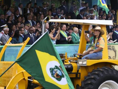 Presença de empresário catarinense ao lado de Bolsonaro vira exemplo de quebra protocolar