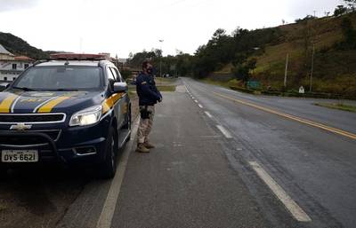 Mais de 230 motoristas flagrados ultrapassando em local proibido no final de semana 