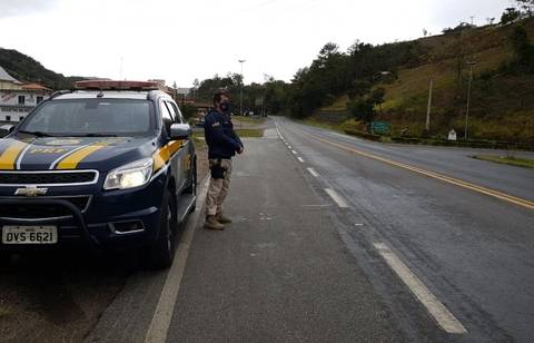 Mais de 230 motoristas flagrados ultrapassando em local proibido no final de semana 
