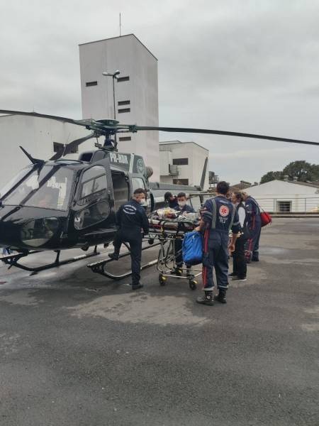 Helicóptero do Saer/Sarasul transporta crianças para atendimento médico