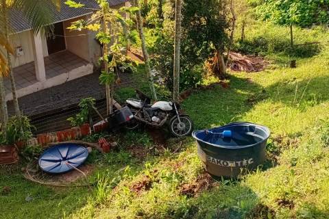 Homem fica ferido após colisão entre carro e motocicleta na SC-108