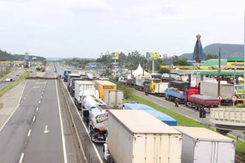 Caminhoneiros autônomos iniciam paralisação em Santa Catarina
