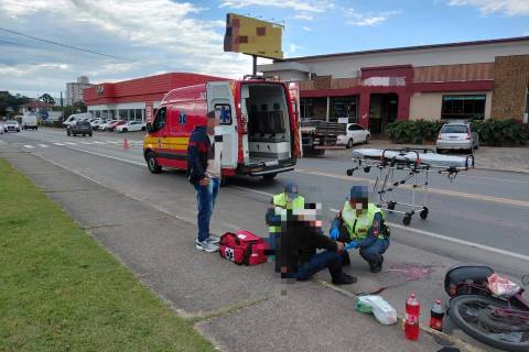 Idoso é socorrido pelos bombeiros após acidente com bicicleta elétrica na SC-443