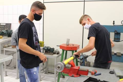 Cursos técnicos: sobram vagas de trabalho e faltam profissionais qualificados 