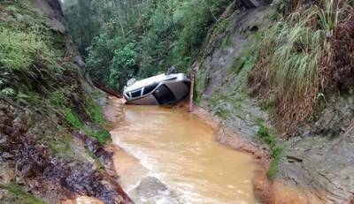 Carro derrapa e despenca de ponte 