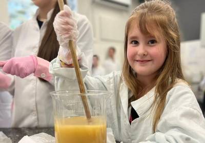 Alunos do Infantil Satc aprendem a transformar óleo de cozinha usado em sabão