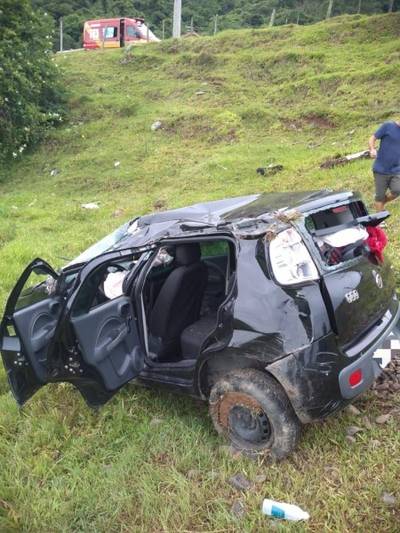 Bombeiro Militar é hospitalizado após capotar carro na SC-390 em Tubarão 