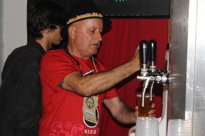 Domingo para apreciar cervejas artesanais e food trucks 