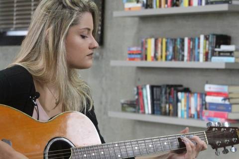Fê Smania lança EP com seis faixas e realiza sonho de infância 
