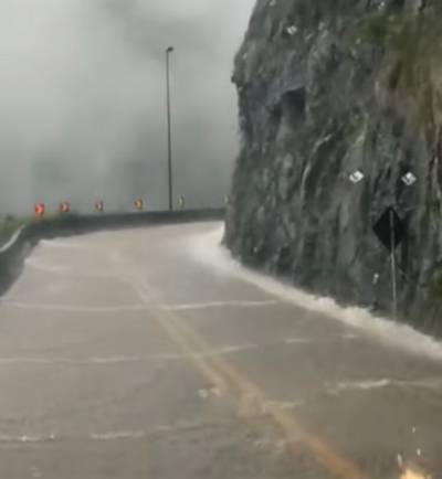 Serra do Rio do Rastro é interditada após novo deslizamento de terra e volume de água