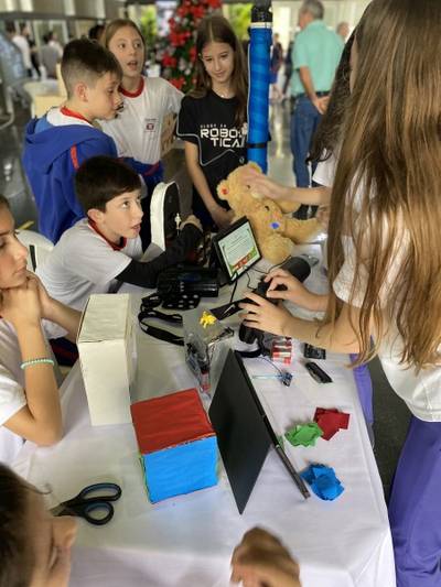 Estudantes da rede municipal de Criciúma apresentam projetos inovadores na Feira de Robótica