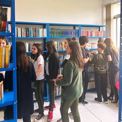 Alunos do Colégio Satc Turvo realizam visita à biblioteca central do município