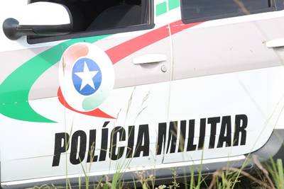 Criciúma: suspeitos de tráfico fogem de abordagem policial pulando muros