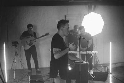 Cantor lança músicas inspiradas no atual momento vivido pelo mundo com pandemia