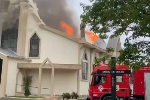 Corpo de Bombeiros combate incêndio em igreja de Treze de Maio; veja vídeos