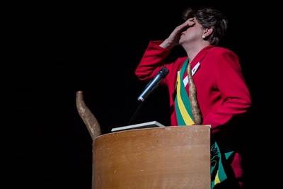 VÍDEO: Teatro Elias Angeloni recebe peça Dilma Ducheff
