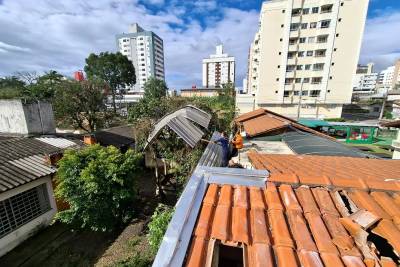Estrutura de lavação é arrancada pelo vento em Criciúma