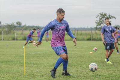 Lateral destaca preparação e convoca torcida para estreia do Caravaggio na Série B do Catarinense