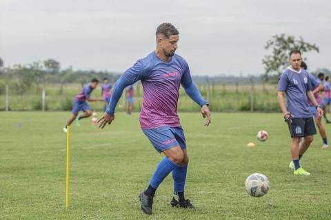 Lateral destaca preparação e convoca torcida para estreia do Caravaggio na Série B do Catarinense