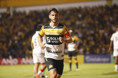 Meio-campista do Criciúma é diagnosticado com lesão na posterior da coxa direita